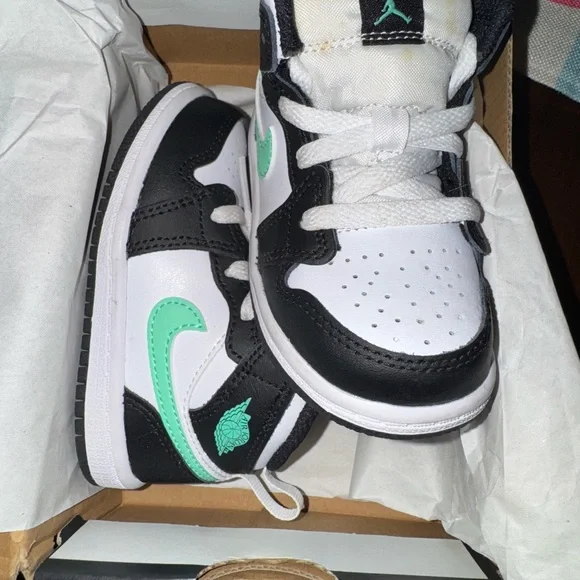 Jordan 1 green glow Sneakers